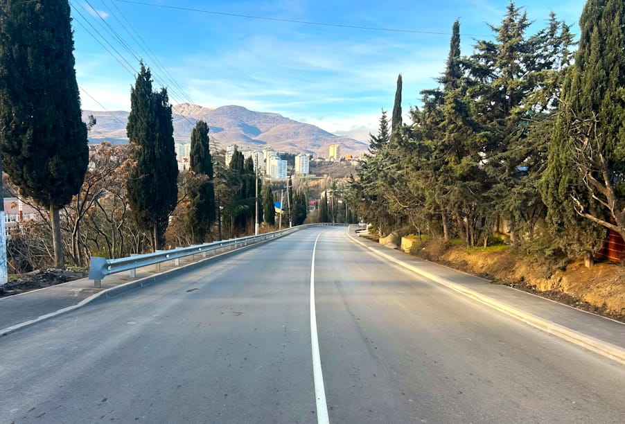 Республика Крым: в 2025 году обновили более 200 км дорог и около 650 пог. м искусственных сооружений