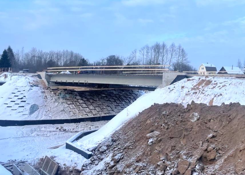 В Псковской области завершен монтаж балок пролетного строения моста через реку Щепец
