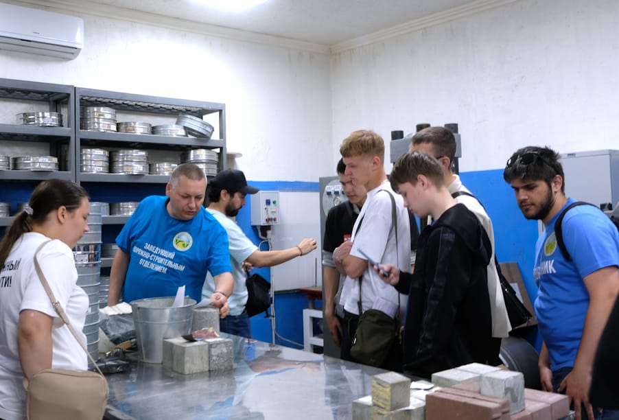 Астраханские студенты познакомились с работой асфальтобетонного завода
